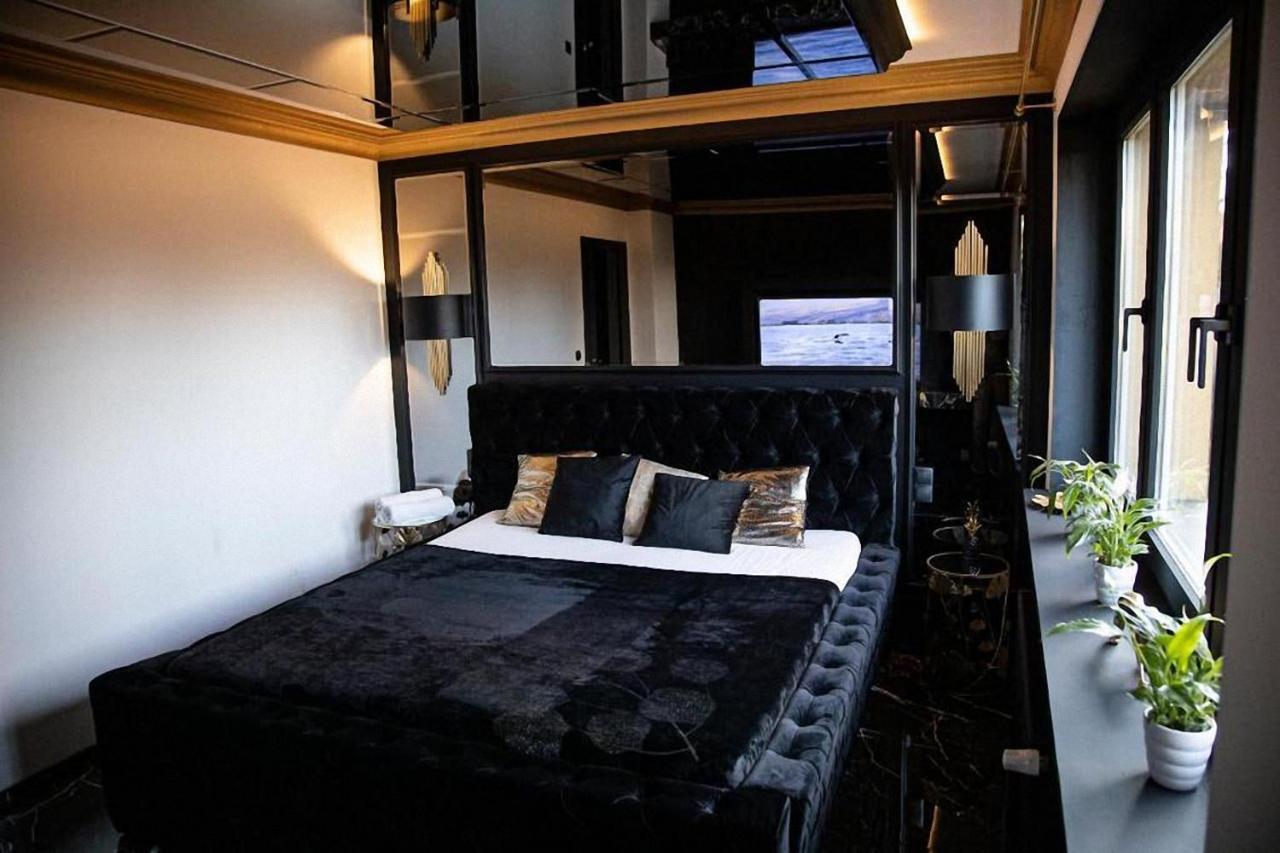 Black Night Willa Pulkowa Apartment วอร์ซอ ภายนอก รูปภาพ